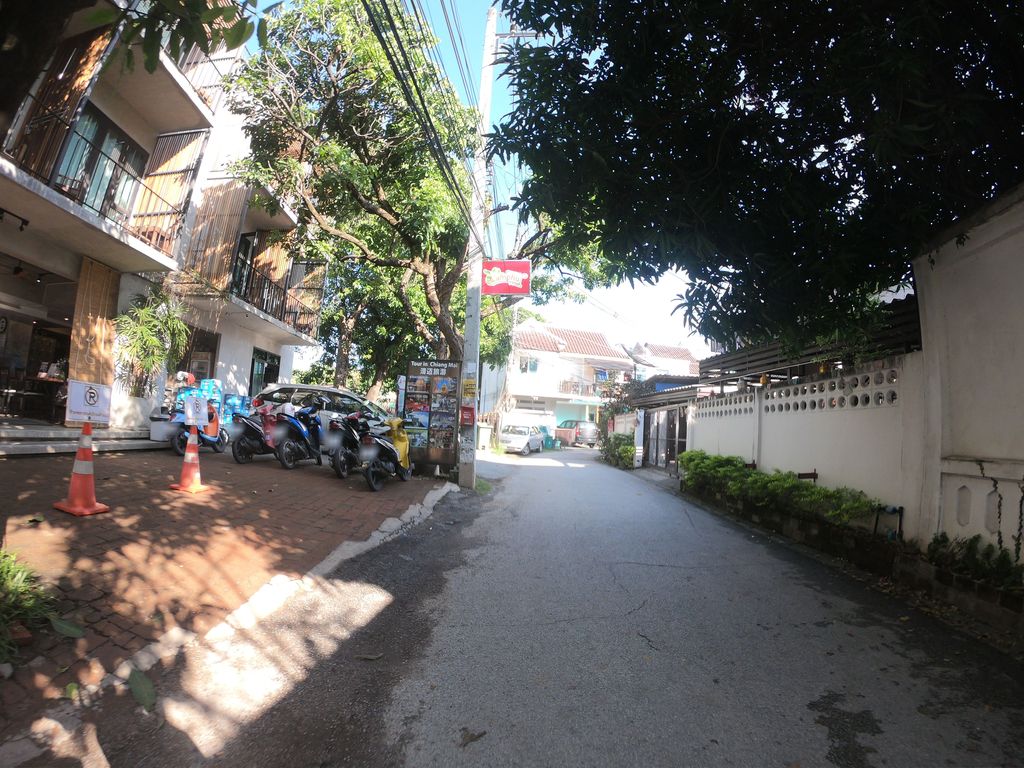 ภาพถนนตรงที่ Lamphuhouse Chiangmai ตั้งอยู่ ถ่ายโดย chanuwath_grab พ.ศ. 2562 (2019) · A street-level view of where Lamphuhouse Chiangmai stands, by chanuwath_grab in 2562 (2019)