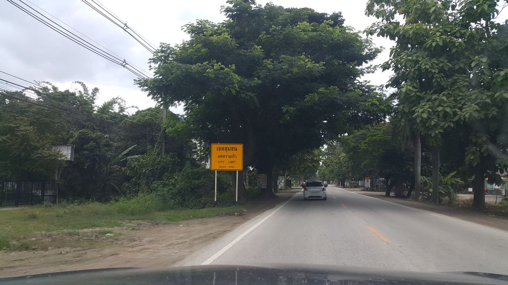 ภาพถนนตรงที่ คอปเตอร์ธุรกิจยนต์ ตั้งอยู่ ถ่ายโดย jrcarlsen พ.ศ. 2561 (2018) · A street-level view of where คอปเตอร์ธุรกิจยนต์ · Khop Toe Thunkityon stands, by jrcarlsen in 2561 (2018)