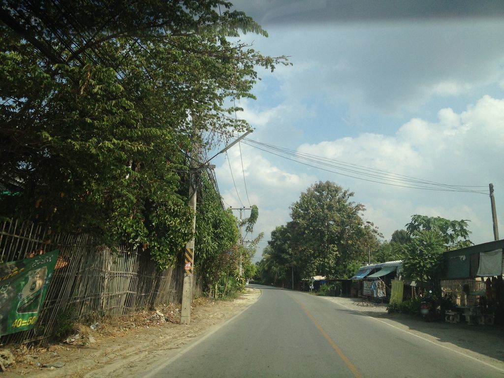 ภาพถนนตรงที่ ร้านพร-ประสงค์ ตั้งอยู่ ถ่ายโดย jimwatana พ.ศ. 2558 (2015) · A street-level view of where ร้านพร-ประสงค์ · Ran Phon-prasong stands, by jimwatana in 2558 (2015)