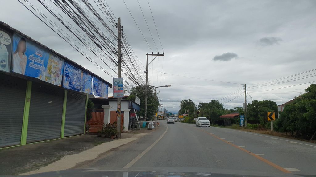 ภาพถนนตรงที่ นราชาชัก ตั้งอยู่ ถ่ายโดย jrcarlsen พ.ศ. 2564 (2021) · A street-level view of where นราชาชัก · Narachachak stands, by jrcarlsen in 2564 (2021)