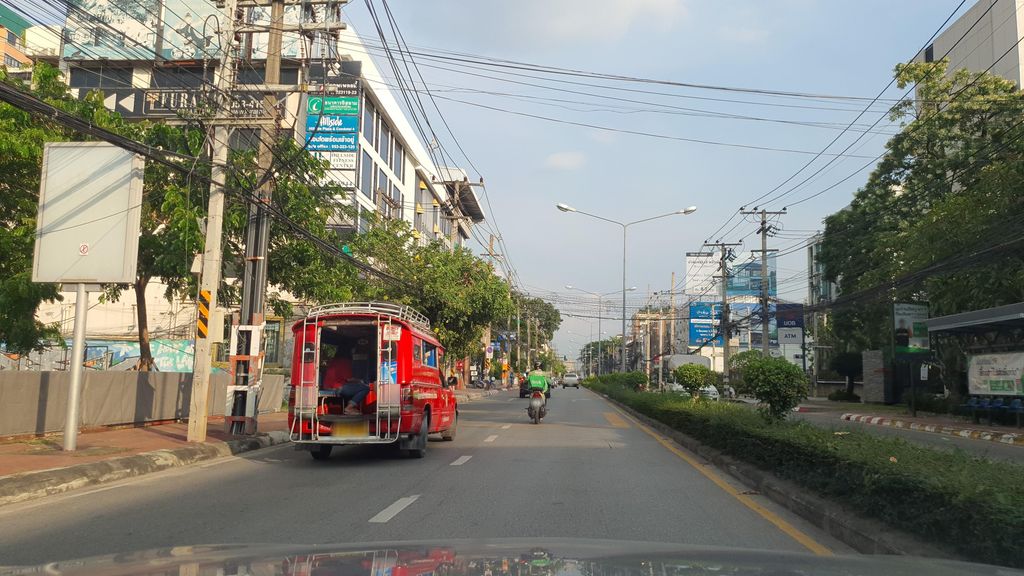 ภาพถนนตรงที่ ดูแลสุขภาพใจ มทร. ล้านนา ตั้งอยู่ ถ่ายโดย jrcarlsen พ.ศ. 2564 (2021) · A street-level view of where ดูแลสุขภาพใจ มทร. ล้านนา · Dulaesukphapchai Masa. Lanna stands, by jrcarlsen in 2564 (2021)