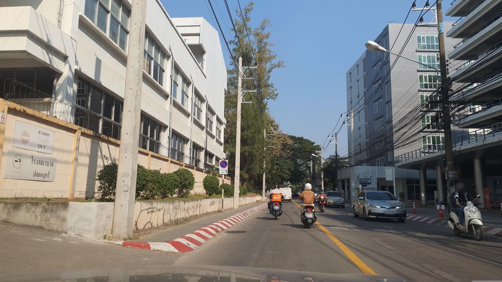 ภาพถนนตรงที่ กินเพลิน สวนดอกพาร์ค ตั้งอยู่ ถ่ายโดย jrcarlsen พ.ศ. 2566 (2023) · A street-level view of where กินเพลิน สวนดอกพาร์ค · Kinphloen Suan Dok Park stands, by jrcarlsen in 2566 (2023)