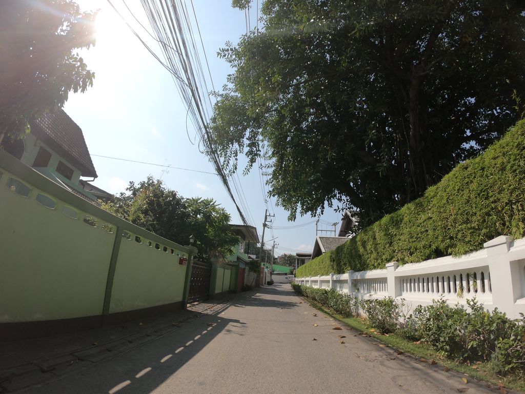 ภาพถนนตรงที่ To The Moon ตั้งอยู่ ถ่ายโดย chanuwath_grab พ.ศ. 2562 (2019) · A street-level view of where To The Moon stands, by chanuwath_grab in 2562 (2019)