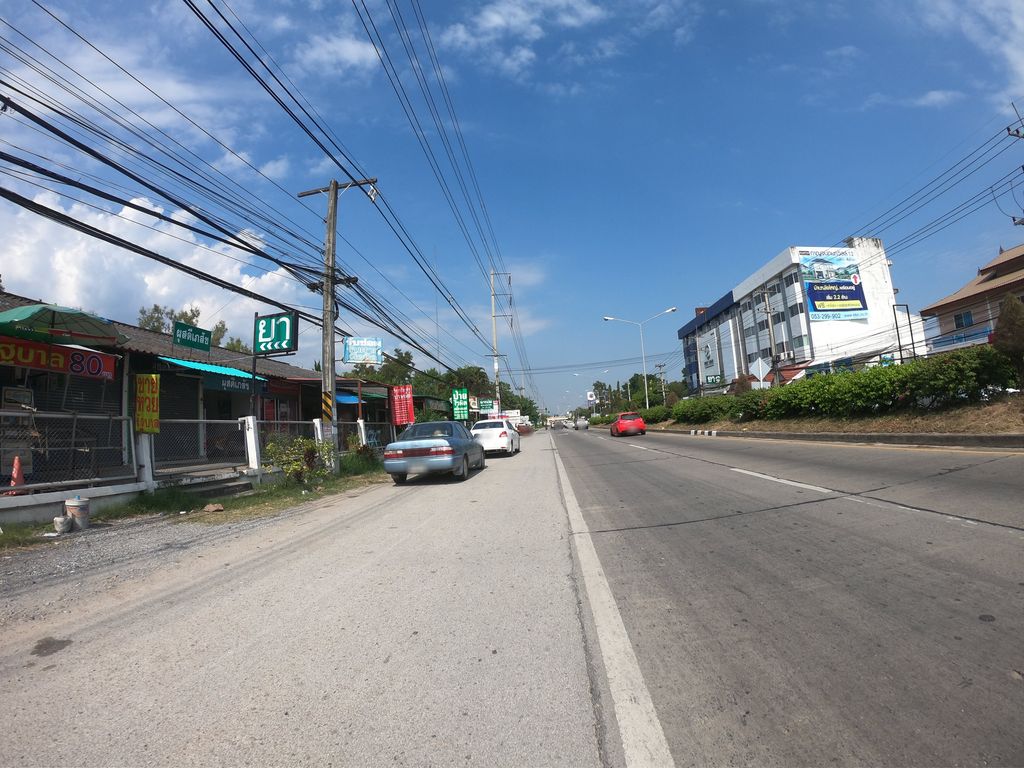 ภาพถนนตรงที่ 9 Sanae Barber Shop ตั้งอยู่ ถ่ายโดย chanuwath_grab พ.ศ. 2562 (2019) · A street-level view of where 9 Sanae Barber Shop stands, by chanuwath_grab in 2562 (2019)