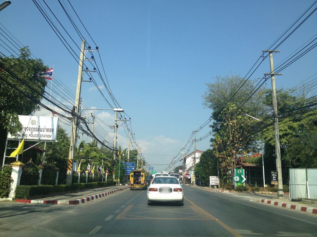 ภาพถนนตรงที่ สถานีตำรวจภูธรสันป่าตอง ตั้งอยู่ ถ่ายโดย jimwatana พ.ศ. 2558 (2015) · A street-level view of where สถานีตำรวจภูธรสันป่าตอง · San Pa Tong Provincial police station stands, by jimwatana in 2558 (2015)