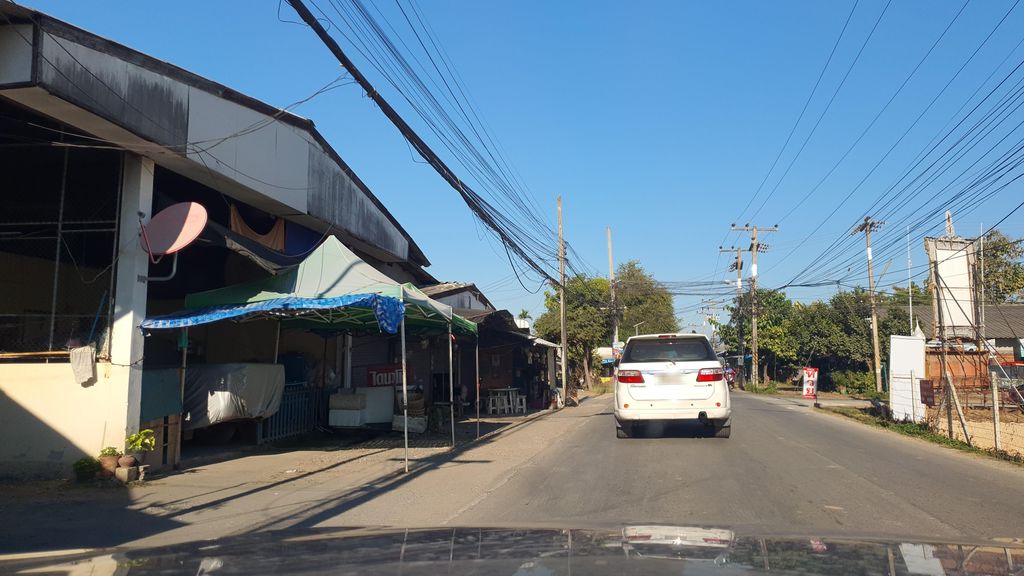 ภาพถนนตรงที่ วาฬชานม น้ำโท้ง ตั้งอยู่ ถ่ายโดย jrcarlsen พ.ศ. 2565 (2022) · A street-level view of where วาฬชานม น้ำโท้ง · Wanchanma Namthong stands, by jrcarlsen in 2565 (2022)