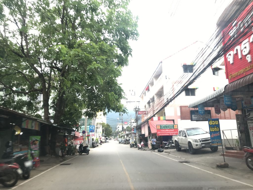ภาพถนนตรงที่ NAKAMA CNX Japanese Craft Kitchen ตั้งอยู่ ถ่ายโดย prasert พ.ศ. 2561 (2018) · A street-level view of where NAKAMA CNX Japanese Craft Kitchen stands, by prasert in 2561 (2018)