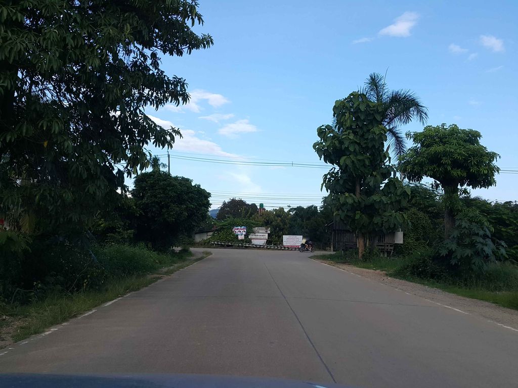 ภาพถนนตรงที่ ร้านแก้มใสริมปิง ตั้งอยู่ ถ่ายโดย jrcarlsen พ.ศ. 2558 (2015) · A street-level view of where ร้านแก้มใสริมปิง · Ran Kaem Sai Rimping stands, by jrcarlsen in 2558 (2015)