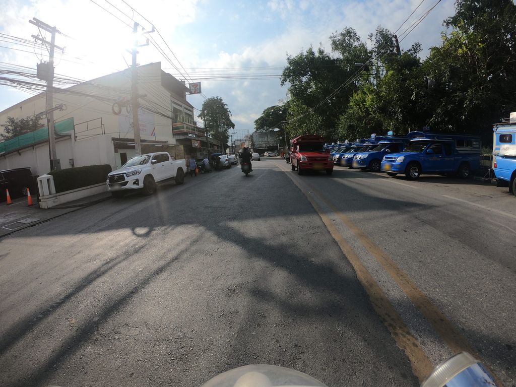 ภาพถนนตรงที่ ปาท่องโก๋โกเหน่ง ตั้งอยู่ ถ่ายโดย chanuwath_grab พ.ศ. 2562 (2019) · A street-level view of where ปาท่องโก๋โกเหน่ง · Patongko Koneng stands, by chanuwath_grab in 2562 (2019)