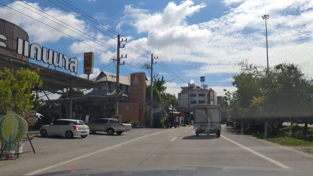 ภาพถนนตรงที่ Mini Big C - เดอะ แคนนาส ข่วงสิงห์ ตั้งอยู่ ถ่ายโดย jrcarlsen พ.ศ. 2565 (2022) · A street-level view of where Mini Big C - เดอะ แคนนาส ข่วงสิงห์ stands, by jrcarlsen in 2565 (2022)