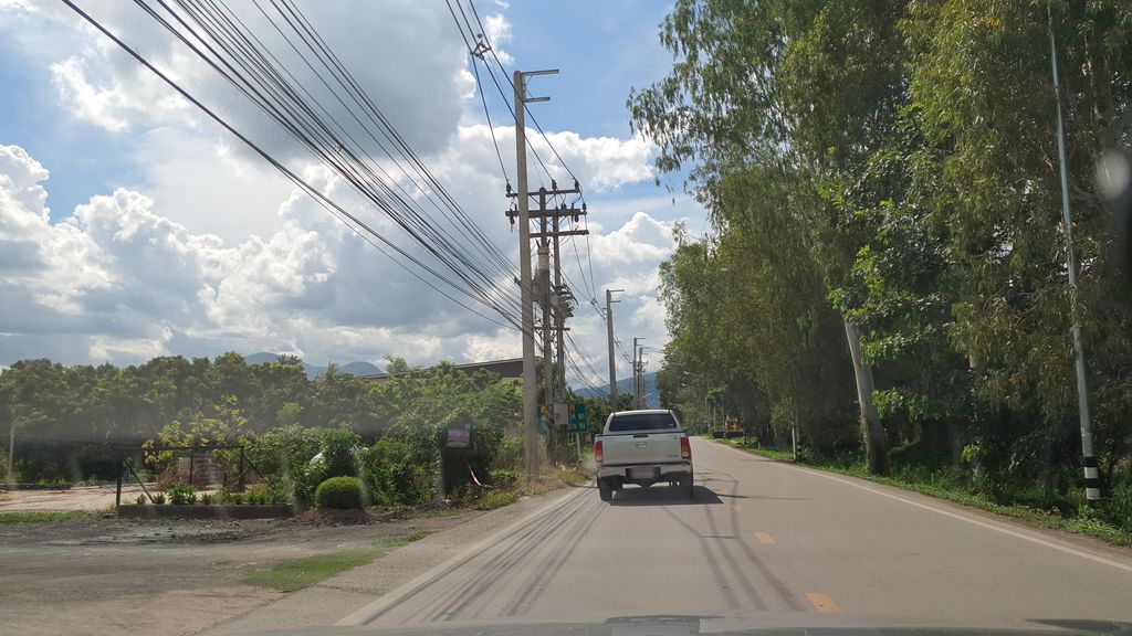 ภาพถนนตรงที่ บุญทาค้าเจริญ ตั้งอยู่ ถ่ายโดย jrcarlsen พ.ศ. 2564 (2021) · A street-level view of where บุญทาค้าเจริญ · Bun Tha Kha Charoen stands, by jrcarlsen in 2564 (2021)