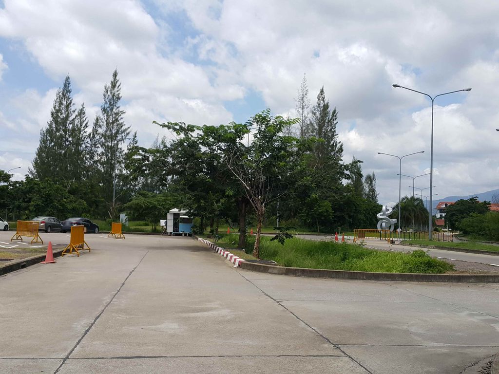 ภาพถนนตรงที่ ศูนย์ถ่ายทอดบรรยายเนติบัณฑิตฯ คณะนิติศาสตร์ มหาวิทยาลัยพายัพ ตั้งอยู่ ถ่ายโดย jrcarlsen พ.ศ. 2558 (2015) · A street-level view of where ศูนย์ถ่ายทอดบรรยายเนติบัณฑิตฯ คณะนิติศาสตร์ มหาวิทยาลัยพายัพ · Thaithot Bronyai Neti Banthit Khana Nitisat Mahawitthayalai Payap Centre stands, by jrcarlsen in 2558 (2015)