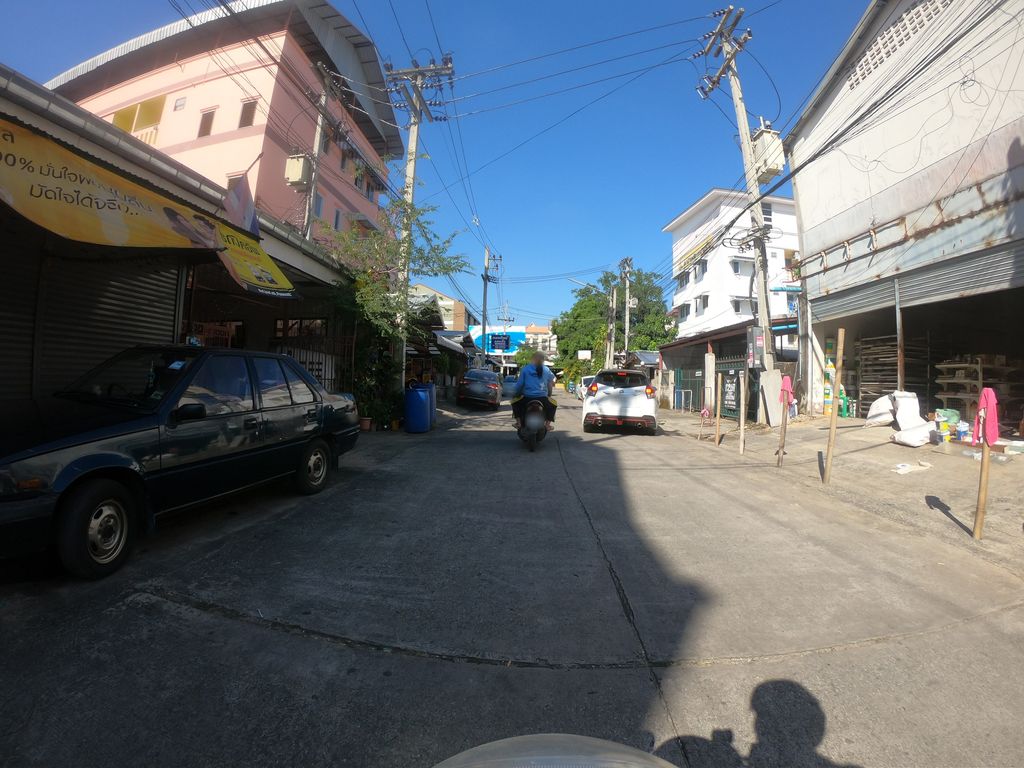 ภาพถนนตรงที่ Hugpom salon ตั้งอยู่ ถ่ายโดย chanuwath_grab พ.ศ. 2562 (2019) · A street-level view of where Hugpom salon stands, by chanuwath_grab in 2562 (2019)