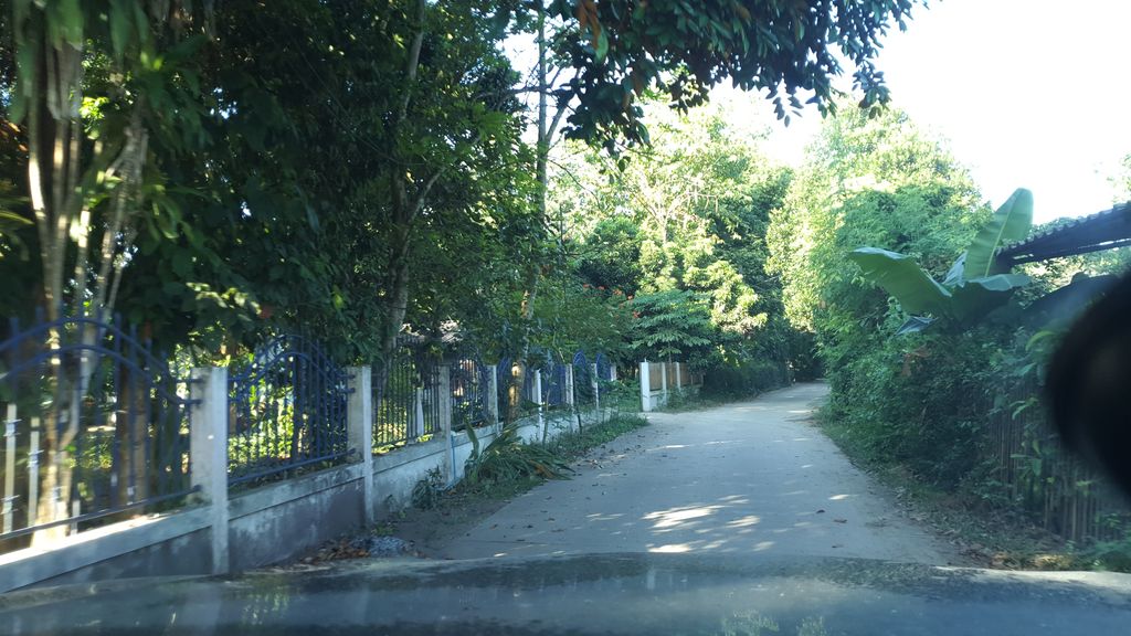 ภาพถนนตรงที่ แดงอลูมิเนียม ตั้งอยู่ ถ่ายโดย jrcarlsen พ.ศ. 2562 (2019) · A street-level view of where แดงอลูมิเนียม · Daeng Aluminiam stands, by jrcarlsen in 2562 (2019)