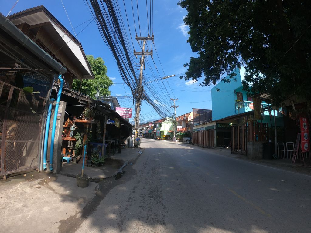 ภาพถนนตรงที่ ลูกชิ้นปลาระเบิด ตั้งอยู่ ถ่ายโดย chanuwath_grab พ.ศ. 2562 (2019) · A street-level view of where ลูกชิ้นปลาระเบิด · Lukchinpla Raboet stands, by chanuwath_grab in 2562 (2019)