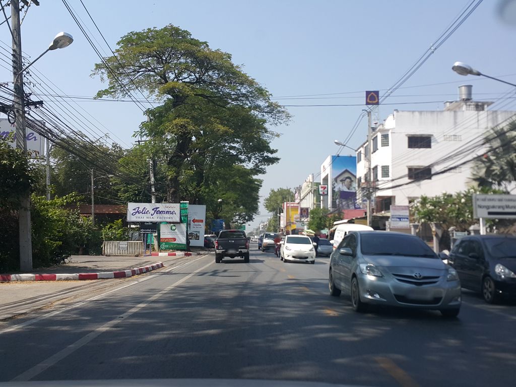 ภาพถนนตรงที่ Baan Sirin Health Massage ตั้งอยู่ ถ่ายโดย jrcarlsen พ.ศ. 2558 (2015) · A street-level view of where Baan Sirin Health Massage stands, by jrcarlsen in 2558 (2015)