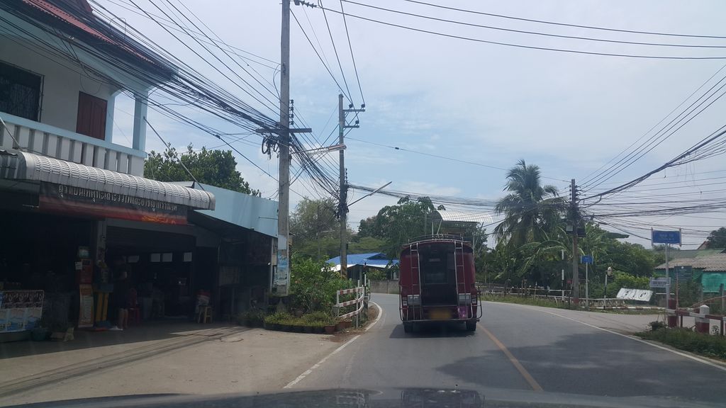 ภาพถนนตรงที่ ส้มตำตัวแม่ ตั้งอยู่ ถ่ายโดย jrcarlsen พ.ศ. 2561 (2018) · A street-level view of where ส้มตำตัวแม่ · Som Tam Tuamae stands, by jrcarlsen in 2561 (2018)