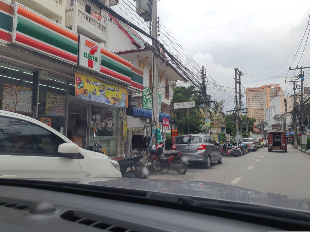 ภาพถนนตรงที่ Chez Pom ตั้งอยู่ ถ่ายโดย jrcarlsen พ.ศ. 2566 (2023) · A street-level view of where Chez Pom stands, by jrcarlsen in 2566 (2023)