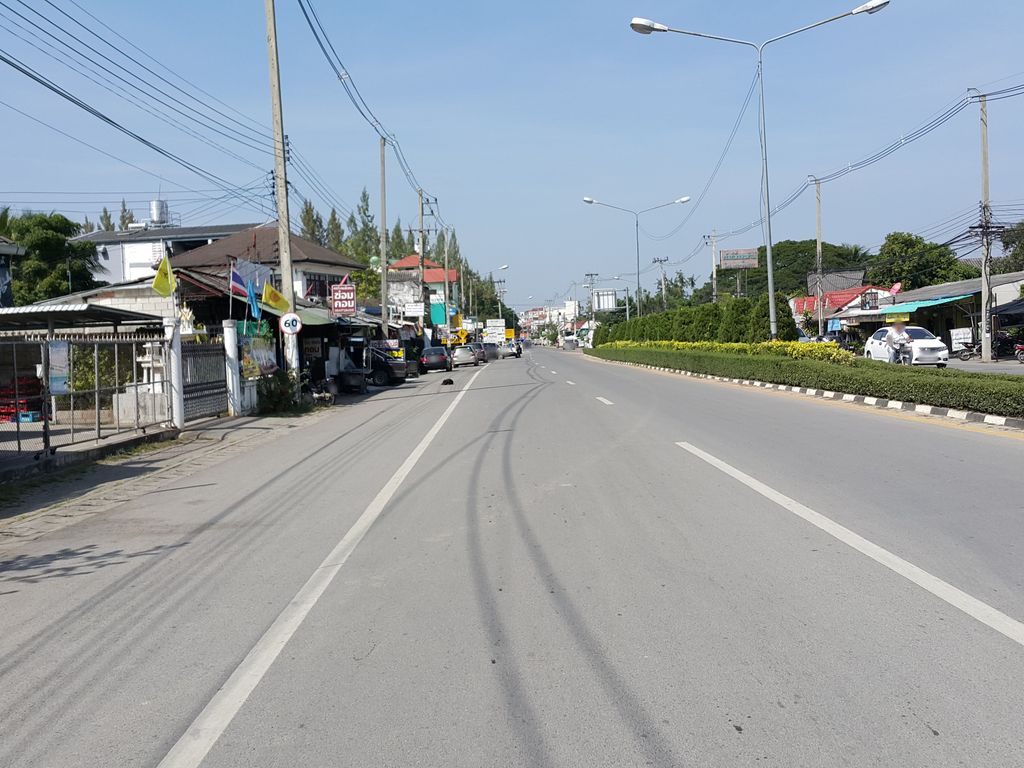ภาพถนนตรงที่ สหรัฐ ออโต้แอร์ สันกำแพง ตั้งอยู่ ถ่ายโดย jrcarlsen พ.ศ. 2557 (2014) · A street-level view of where สหรัฐ ออโต้แอร์ สันกำแพง · Sarat Auto Air San Kamphaeng stands, by jrcarlsen in 2557 (2014)