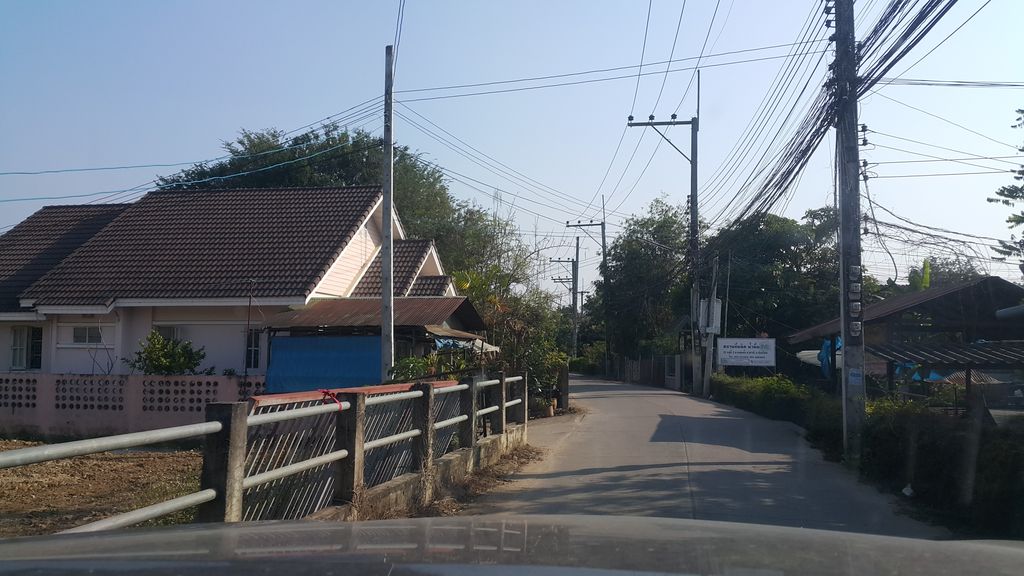 ภาพถนนตรงที่ ทินมณีชุดชั้นในแฟชั่น ตั้งอยู่ ถ่ายโดย jrcarlsen พ.ศ. 2561 (2018) · A street-level view of where ทินมณีชุดชั้นในแฟชั่น · Thin Mani Chutchannai Fashion stands, by jrcarlsen in 2561 (2018)