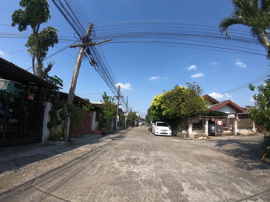 ภาพถนนตรงที่ หมู่บ้านสว่างนคร ตั้งอยู่ ถ่ายโดย chanuwath_grab พ.ศ. 2562 (2019) · A street-level view of where หมู่บ้านสว่างนคร · Sawang Nakhon Village stands, by chanuwath_grab in 2562 (2019)
