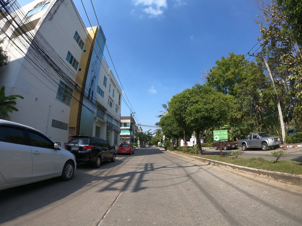 ภาพถนนตรงที่ Kham Saen Restaurant ตั้งอยู่ ถ่ายโดย chanuwath_grab พ.ศ. 2562 (2019) · A street-level view of where Kham Saen Restaurant stands, by chanuwath_grab in 2562 (2019)