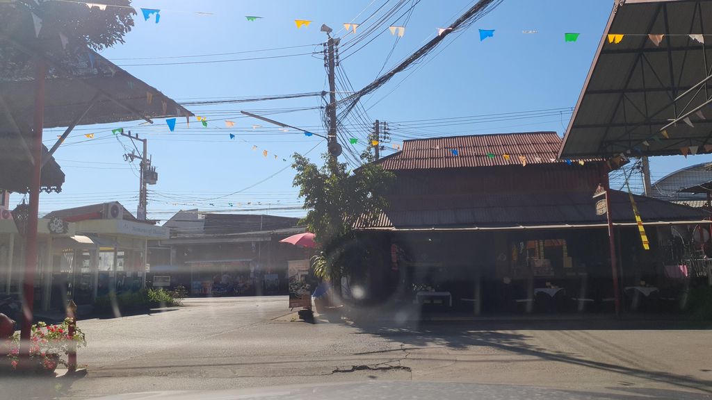 ภาพถนนตรงที่ Woodvin cafe ตั้งอยู่ ถ่ายโดย jrcarlsen พ.ศ. 2565 (2022) · A street-level view of where Woodvin cafe stands, by jrcarlsen in 2565 (2022)