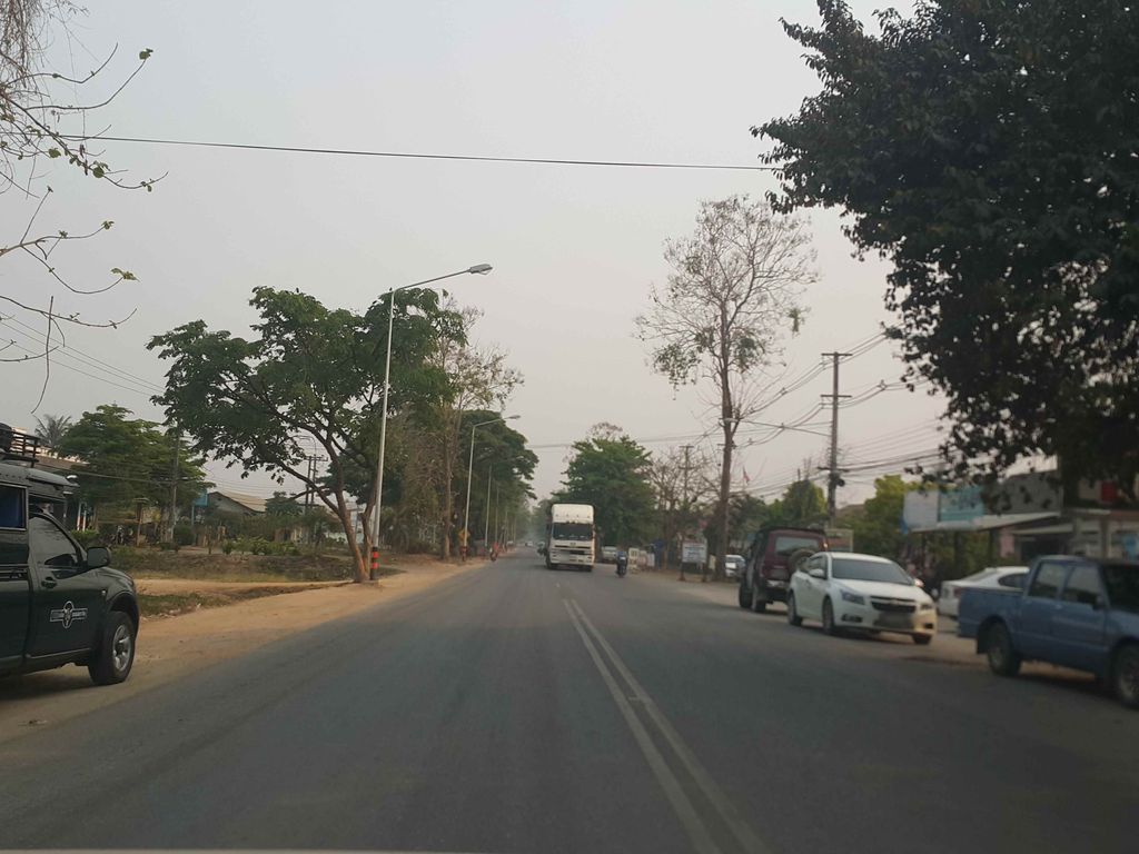 ภาพถนนตรงที่ ลาบไก่ลุงพัฒน์ ตั้งอยู่ ถ่ายโดย jrcarlsen พ.ศ. 2558 (2015) · A street-level view of where ลาบไก่ลุงพัฒน์ · Lapkai Lungphat stands, by jrcarlsen in 2558 (2015)