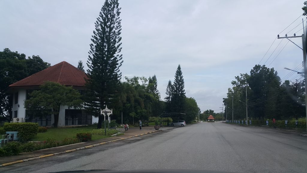 ภาพถนนตรงที่ บ้านในฝัน 4 ตั้งอยู่ ถ่ายโดย jrcarlsen พ.ศ. 2561 (2018) · A street-level view of where บ้านในฝัน 4 · Ban Naifan 4 stands, by jrcarlsen in 2561 (2018)