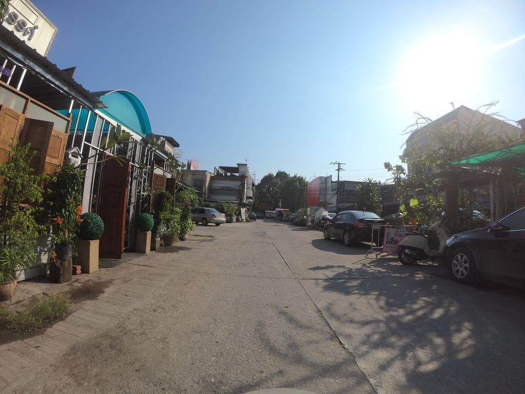ภาพถนนตรงที่ Gato Studio BJJ ตั้งอยู่ ถ่ายโดย chanuwath_grab พ.ศ. 2562 (2019) · A street-level view of where Gato Studio BJJ stands, by chanuwath_grab in 2562 (2019)