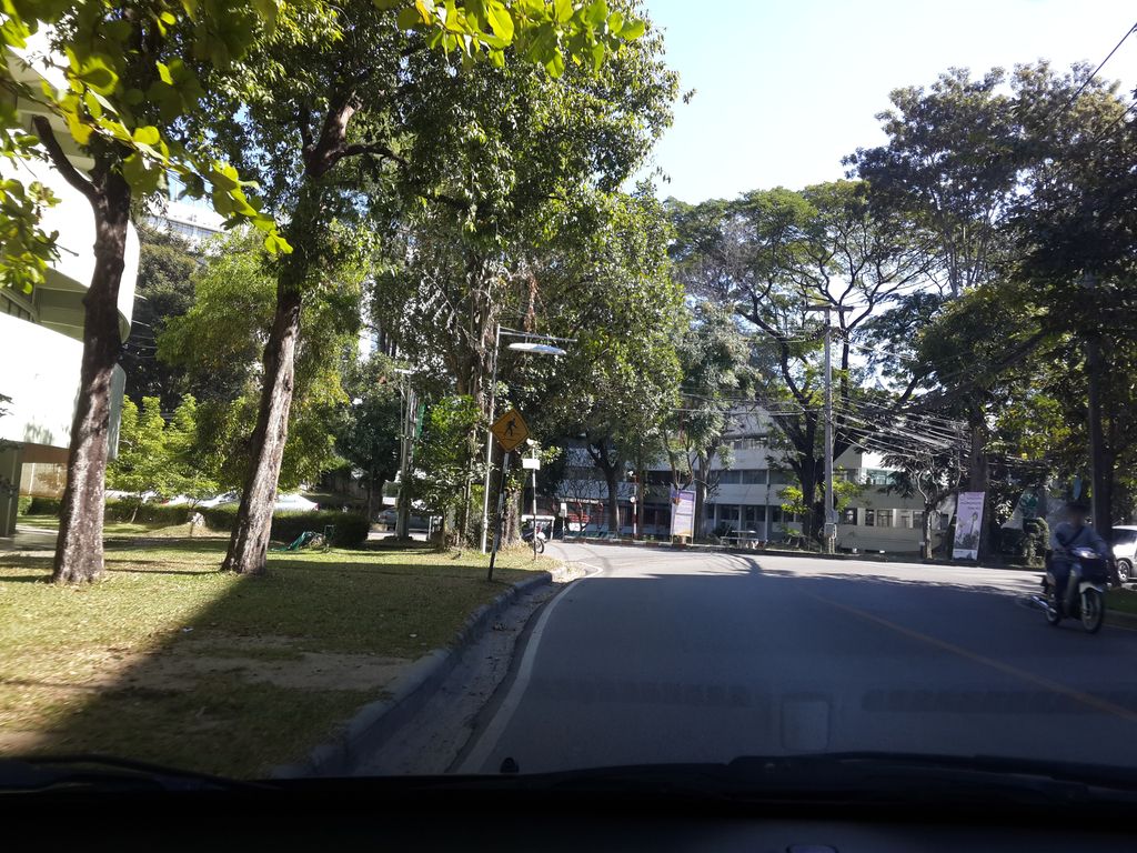 ภาพถนนตรงที่ ห้องปฏิบัติการนิติพันธุศาสตร์และนิติวิทยาศาสตร์ มหาวิทยาลัยเชียงใหม่ ตั้งอยู่ ถ่ายโดย mishari พ.ศ. 2557 (2014) · A street-level view of where ห้องปฏิบัติการนิติพันธุศาสตร์และนิติวิทยาศาสตร์ มหาวิทยาลัยเชียงใหม่ · Hong Patibatikan Niti Phanthusat Lae Nitiothayasat Mahawitthayalai Chiang Mai stands, by mishari in 2557 (2014)