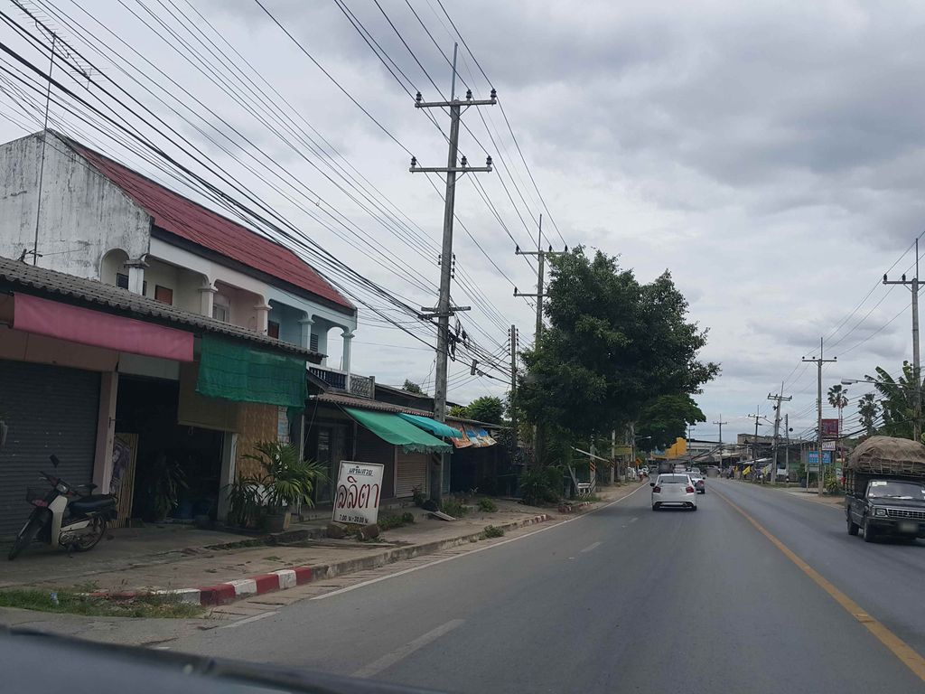 ภาพถนนตรงที่ ร้านทะเลสาย ทุ้งเสี้ยว ตั้งอยู่ ถ่ายโดย jrcarlsen พ.ศ. 2558 (2015) · A street-level view of where ร้านทะเลสาย ทุ้งเสี้ยว · Ran Thale Sai Thungsiao stands, by jrcarlsen in 2558 (2015)