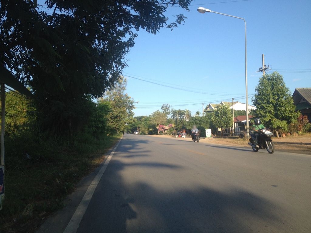 ภาพถนนตรงที่ ร้านสันป่าตองไฟฟ้า ตั้งอยู่ ถ่ายโดย jimwatana พ.ศ. 2558 (2015) · A street-level view of where ร้านสันป่าตองไฟฟ้า · Ran San Pa Tong Faifa stands, by jimwatana in 2558 (2015)