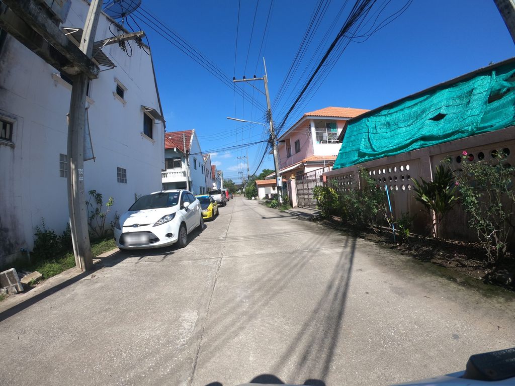 ภาพถนนตรงที่ หมู่บ้านสุขสวัสดิ์ ตั้งอยู่ ถ่ายโดย chanuwath_grab พ.ศ. 2562 (2019) · A street-level view of where หมู่บ้านสุขสวัสดิ์ · Suksawat Village stands, by chanuwath_grab in 2562 (2019)