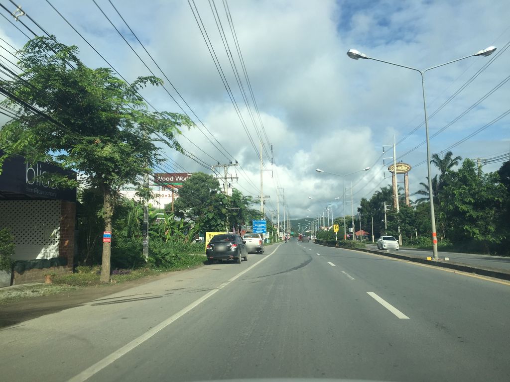 ภาพถนนตรงที่ Rainbow Water Chiangmai ตั้งอยู่ ถ่ายโดย kyoko พ.ศ. 2561 (2018) · A street-level view of where Rainbow Water Chiangmai stands, by kyoko in 2561 (2018)