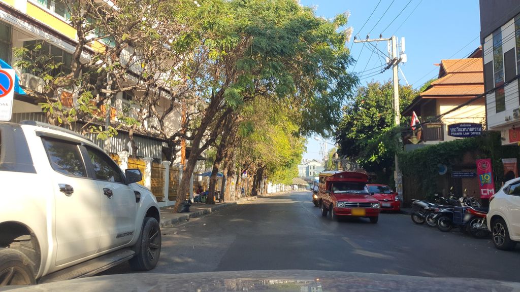 ภาพถนนตรงที่ ร้านป้าแหว๋ว ยุพราช ตั้งอยู่ ถ่ายโดย jrcarlsen พ.ศ. 2565 (2022) · A street-level view of where ร้านป้าแหว๋ว ยุพราช · Ran Pa Waeo Yuphrat stands, by jrcarlsen in 2565 (2022)