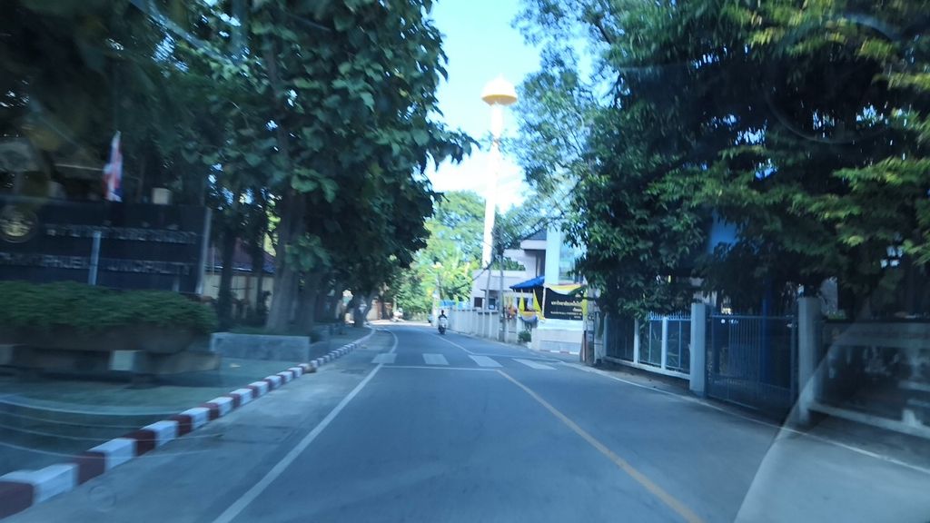 ภาพถนนตรงที่ ร้านเหมื่อยลี่ เบเกอรี่ meily_bakery ตั้งอยู่ ถ่ายโดย charlesano พ.ศ. 2561 (2018) · A street-level view of where ร้านเหมื่อยลี่ เบเกอรี่ meily_bakery stands, by charlesano in 2561 (2018)
