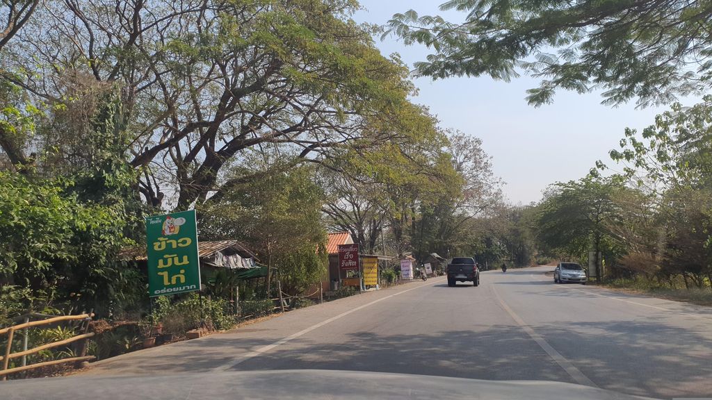 ภาพถนนตรงที่ ข้าวมันไก่ไอเดีย ตั้งอยู่ ถ่ายโดย jrcarlsen พ.ศ. 2566 (2023) · A street-level view of where ข้าวมันไก่ไอเดีย · Khao Man Kai Idea stands, by jrcarlsen in 2566 (2023)