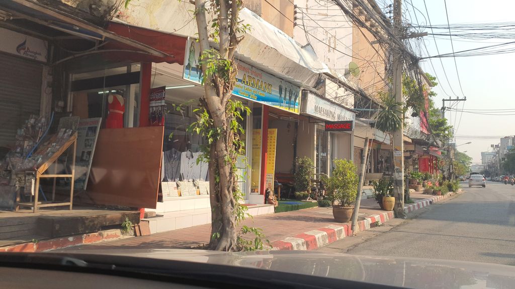 ภาพถนนตรงที่ Abb​-aroi ตั้งอยู่ ถ่ายโดย jrcarlsen พ.ศ. 2565 (2022) · A street-level view of where Abb​-aroi stands, by jrcarlsen in 2565 (2022)