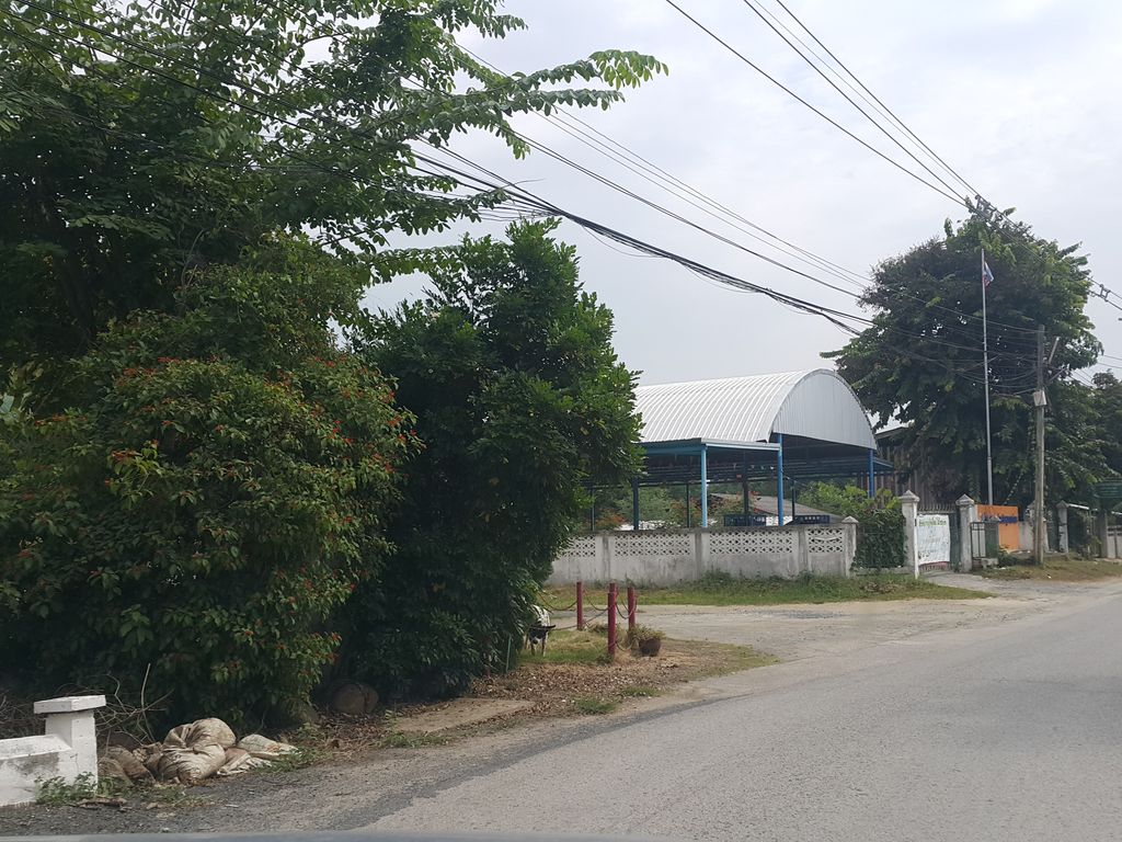 ภาพถนนตรงที่ วัดพันหลัง ตั้งอยู่ ถ่ายโดย jrcarlsen พ.ศ. 2558 (2015) · A street-level view of where วัดพันหลัง · Wat Phan Lang stands, by jrcarlsen in 2558 (2015)