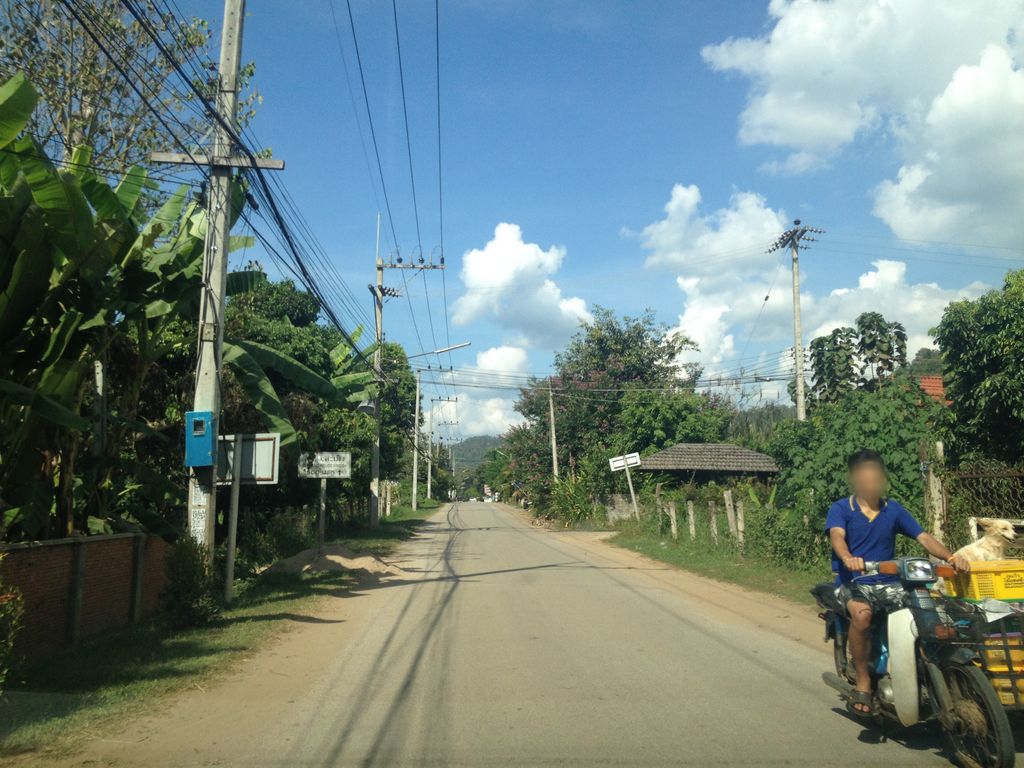 ภาพถนนตรงที่ Lhongkhao Samoeng by Chi Villa Restaurant ตั้งอยู่ ถ่ายโดย jimwatana พ.ศ. 2558 (2015) · A street-level view of where Lhongkhao Samoeng by Chi Villa Restaurant stands, by jimwatana in 2558 (2015)