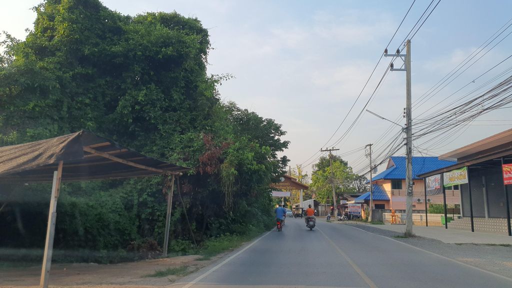 ภาพถนนตรงที่ ร้านวันดีหม้อห้อม ตั้งอยู่ ถ่ายโดย jrcarlsen พ.ศ. 2565 (2022) · A street-level view of where ร้านวันดีหม้อห้อม · Ran Wandi Mohom stands, by jrcarlsen in 2565 (2022)