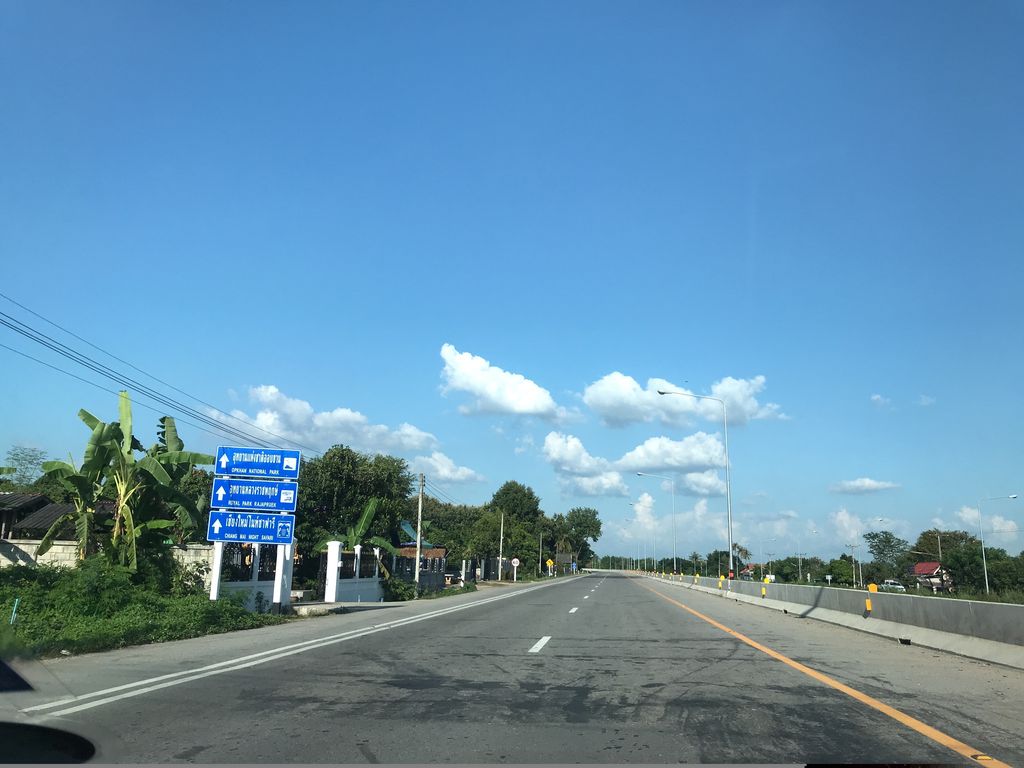 ภาพถนนตรงที่ ตัดผมชาย น้ำฝนบาร์เบอร์ ตั้งอยู่ ถ่ายโดย prasert พ.ศ. 2561 (2018) · A street-level view of where ตัดผมชาย น้ำฝนบาร์เบอร์ · Tatphomchai Nam Fon Barber stands, by prasert in 2561 (2018)