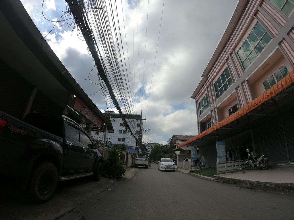 ภาพถนนตรงที่ Bighead Barber Shop ตั้งอยู่ ถ่ายโดย chanuwath_grab พ.ศ. 2562 (2019) · A street-level view of where Bighead Barber Shop stands, by chanuwath_grab in 2562 (2019)