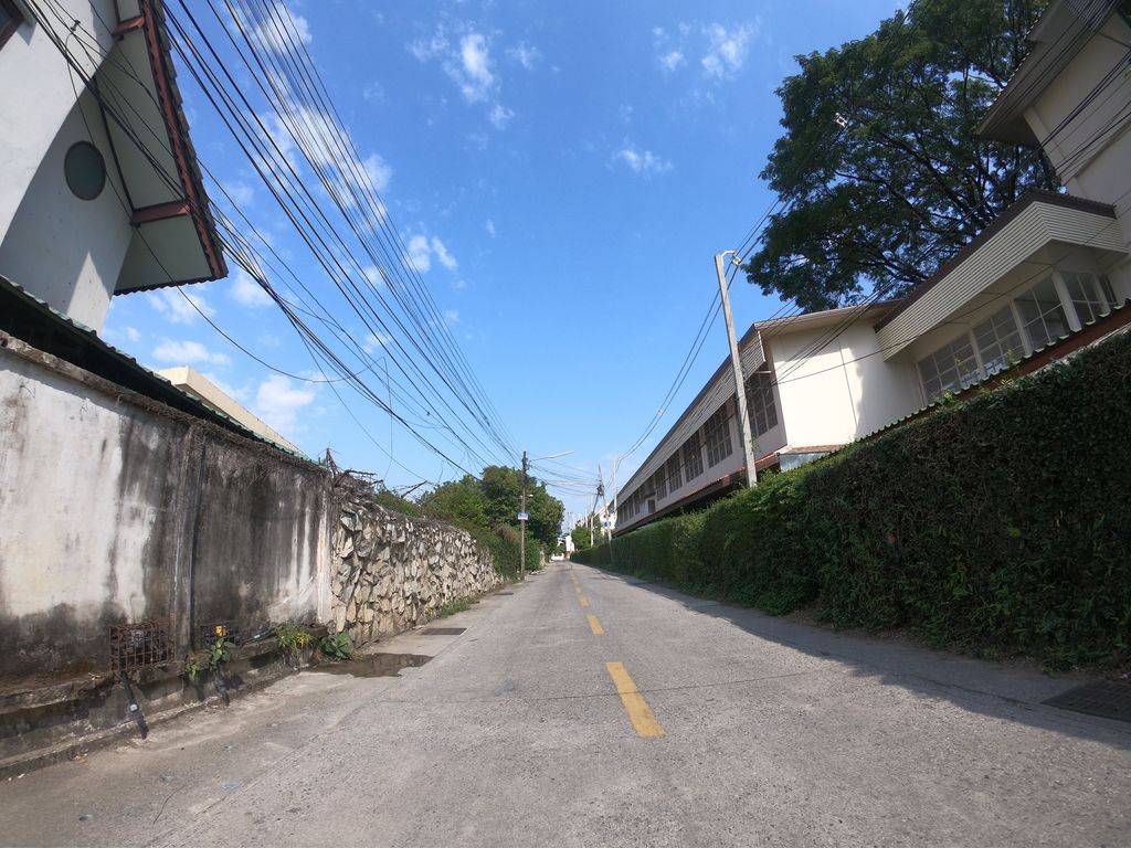 ภาพถนนตรงที่ Banpu mansion ตั้งอยู่ ถ่ายโดย chanuwath_grab พ.ศ. 2562 (2019) · A street-level view of where Banpu mansion stands, by chanuwath_grab in 2562 (2019)