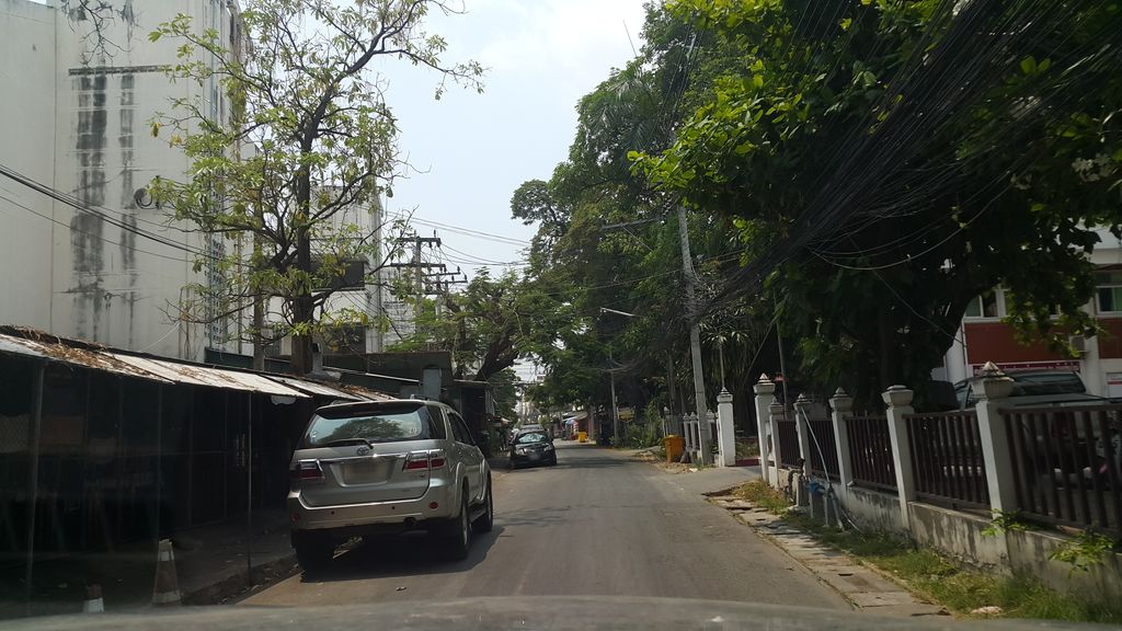 ภาพถนนตรงที่ จามจุรีนวดไทย ตั้งอยู่ ถ่ายโดย jrcarlsen พ.ศ. 2560 (2017) · A street-level view of where จามจุรีนวดไทย · Chamchuri Nuatthai stands, by jrcarlsen in 2560 (2017)