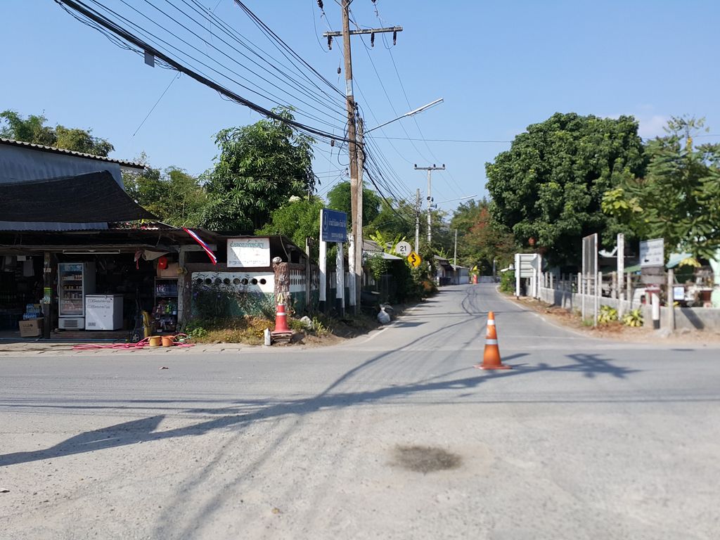 ภาพถนนตรงที่ พรสันต์โภชณาและการพาณิชย์ ตั้งอยู่ ถ่ายโดย jrcarlsen พ.ศ. 2558 (2015) · A street-level view of where พรสันต์โภชณาและการพาณิชย์ · Phon San Phot Na Lae Kan Phanit stands, by jrcarlsen in 2558 (2015)