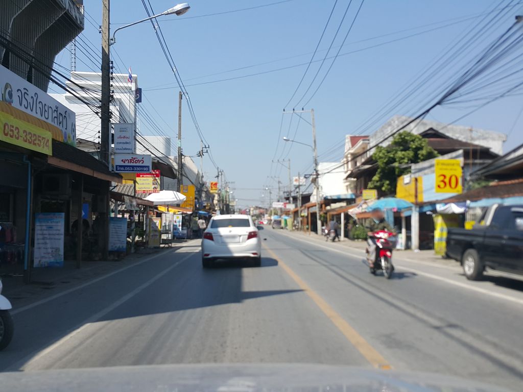 ภาพถนนตรงที่ BAR LUB ตั้งอยู่ ถ่ายโดย jrcarlsen พ.ศ. 2558 (2015) · A street-level view of where BAR LUB stands, by jrcarlsen in 2558 (2015)