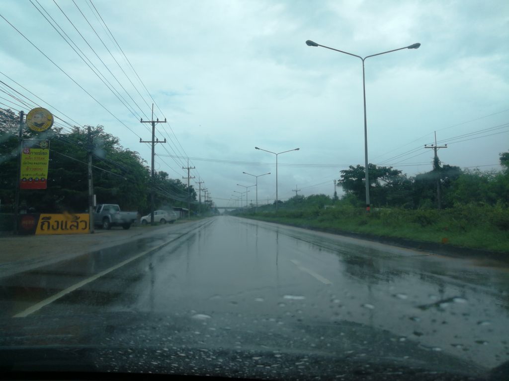 ภาพถนนตรงที่ สมควรแทรกเตอร์ ตั้งอยู่ ถ่ายโดย chanon พ.ศ. 2561 (2018) · A street-level view of where สมควรแทรกเตอร์ · Somkhwon Saektoe stands, by chanon in 2561 (2018)