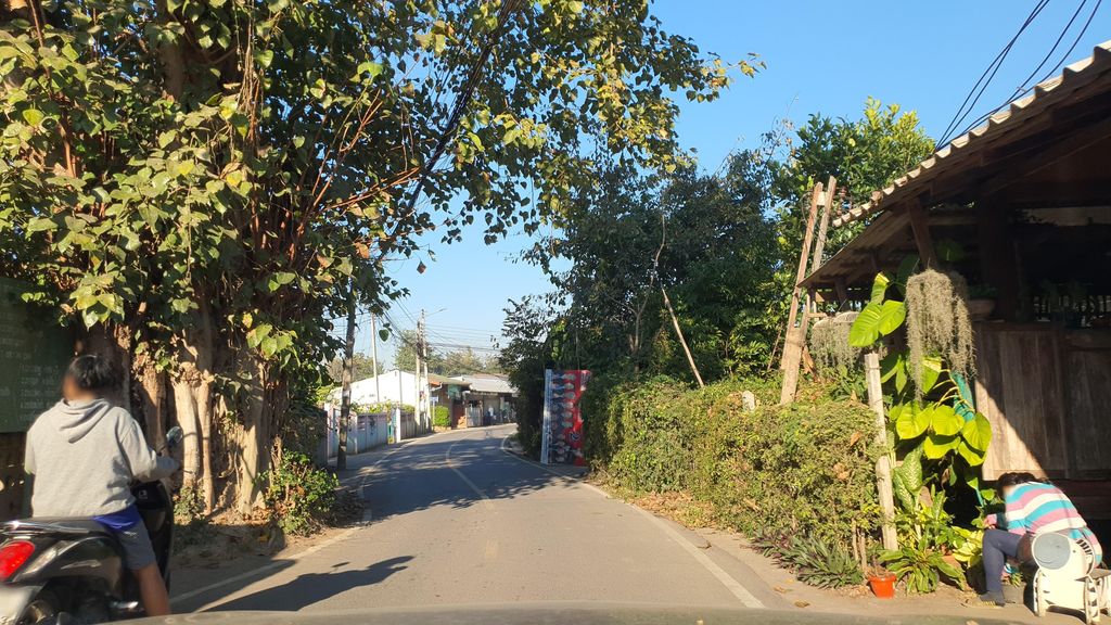 ภาพถนนตรงที่ ต้อม ซักรีด ตั้งอยู่ ถ่ายโดย jrcarlsen พ.ศ. 2565 (2022) · A street-level view of where ต้อม ซักรีด · Tom Sakrit stands, by jrcarlsen in 2565 (2022)